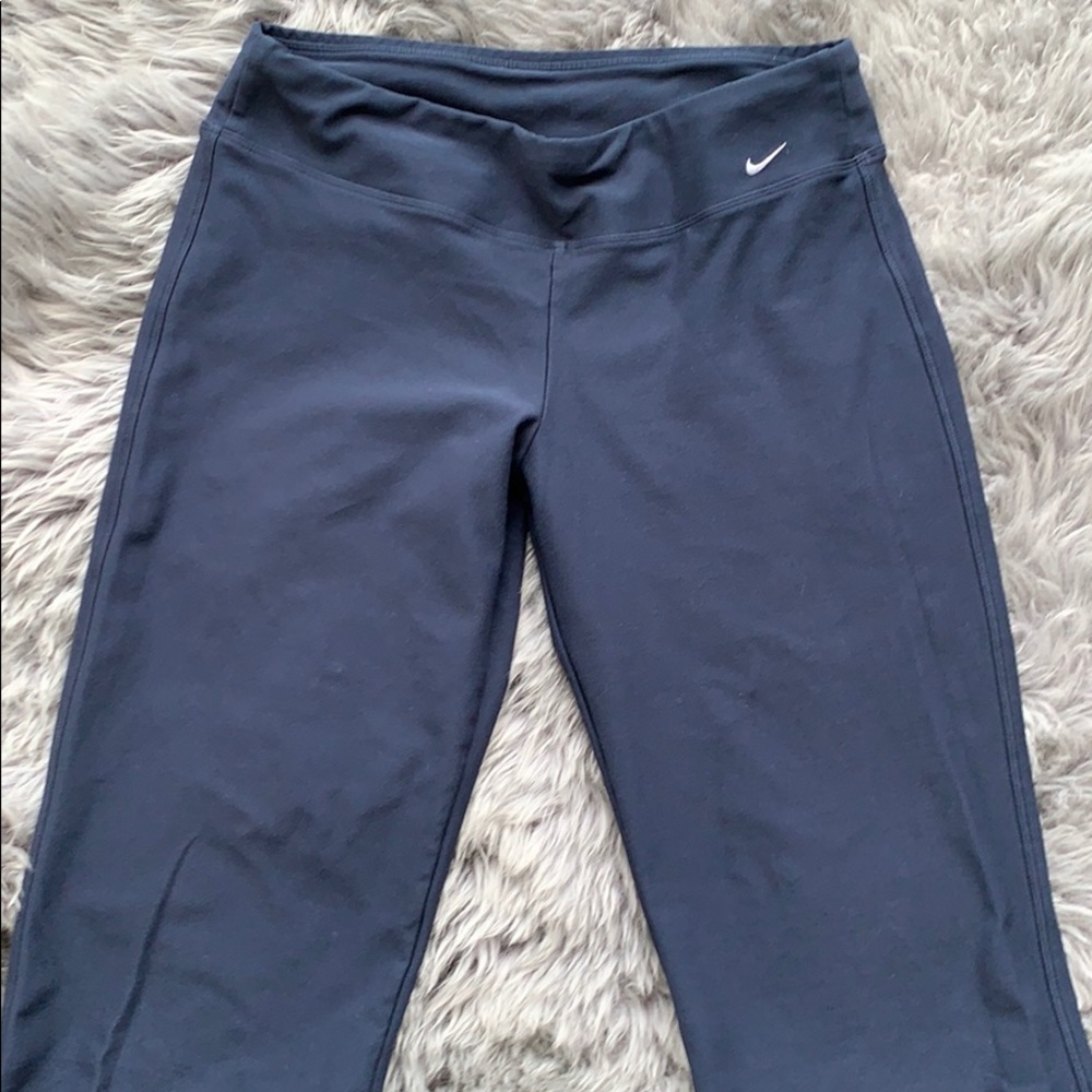 Nike navy blue straight leg leggings.